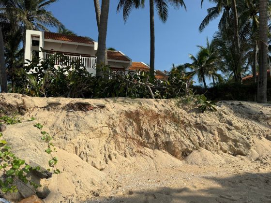 Ảnh của Kè biển Hàm Tiến ở Lâm Đồng bị sạt lở do sóng lớn